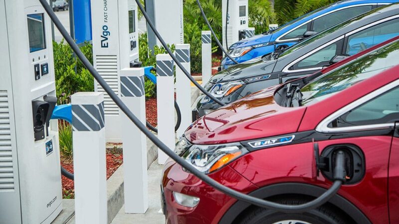 Заоблачные цены на бензин подталкивают канадцев к покупке электромобилей