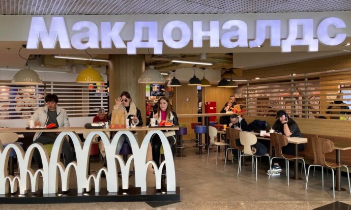 McDonald's умалчивает, почему некоторые заведения все еще открыты в России
