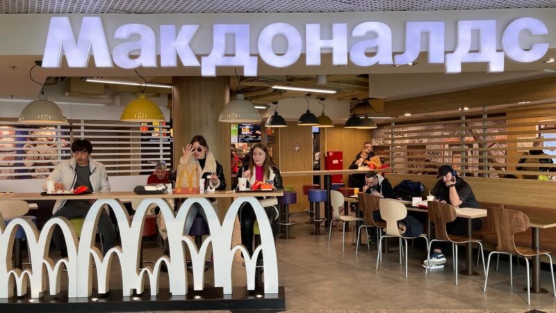 McDonald’s умалчивает, почему некоторые заведения все еще открыты в России