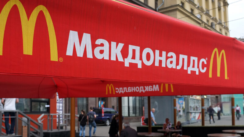 В России захотели национализировать McDonald’s и Apple