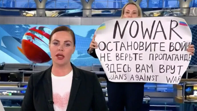 Протестующий прервал программу российского телевидения с плакатом «НЕТ ВОЙНЕ»