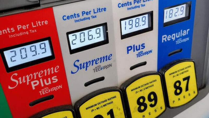 Опрос: большинство канадцев меньше ездят из-за высоких цен на бензин