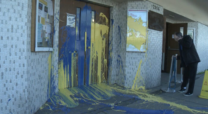 Вандализм: Русский общественный центр Ванкувера облили сине-желтой краской