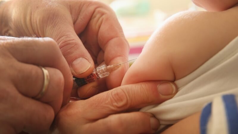 Судья Онтарио постановил, что мать не обязана вакцинировать детей от COVID-19