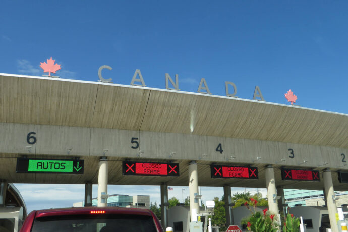 Новые ограничения на пересечение канадско-американской границы и выезд за границу
