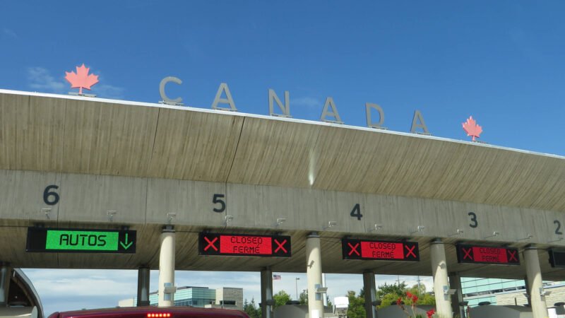 Новые ограничения на пересечение канадско-американской границы и выезд за границу